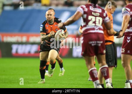 Wigan, Royaume-Uni. 15 septembre 2023. Nathan Massey de Castleford court à la défense de Wigan *** lors du match de Betfred Super League entre les Wigan Warriors et les Castleford Tigers au DW Stadium, à Wigan, en Angleterre, le 15 septembre 2023. Photo de Simon Hall. Usage éditorial uniquement, licence requise pour un usage commercial. Aucune utilisation dans les Paris, les jeux ou les publications d'un seul club/ligue/joueur. Crédit : UK Sports pics Ltd/Alamy Live News Banque D'Images