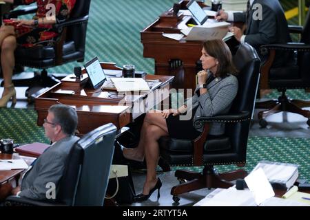 Austin, Texas, États-Unis. 15 septembre 2023. ANGELA PAXTON écoute les arguments finaux alors que les deux parties se sont reposées dans le procès de destitution du procureur général du Texas Ken Paxton au Sénat du Texas le 15 septembre 2023. Le jury délibère sur les charges vendredi après-midi. (Image de crédit : © Bob Daemmrich/ZUMA Press Wire) USAGE ÉDITORIAL SEULEMENT! Non destiné à UN USAGE commercial ! Banque D'Images