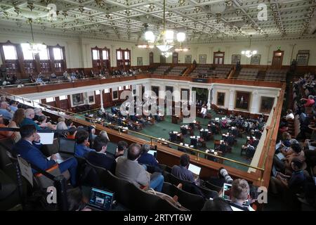 Austin, Texas, États-Unis. 15 septembre 2023. Les arguments finaux sont présentés alors que la presse regarde de la galerie alors que les deux parties se sont reposées dans le procès de destitution du procureur général du Texas Ken Paxton au Sénat du Texas le 15 septembre 2023. Le jury délibère sur les charges vendredi après-midi. (Image de crédit : © Bob Daemmrich/ZUMA Press Wire) USAGE ÉDITORIAL SEULEMENT! Non destiné à UN USAGE commercial ! Banque D'Images