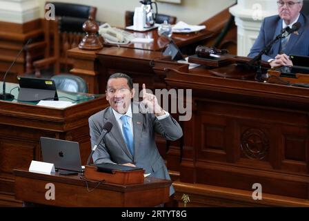 Austin, Texas, États-Unis. 15 septembre 2023. TONY BUZBEE donne des arguments finaux car les deux parties se sont reposées dans le procès de destitution du procureur général du Texas Ken Paxton au Sénat du Texas le 15 septembre 2023. Le jury délibère sur les charges vendredi après-midi. (Image de crédit : © Bob Daemmrich/ZUMA Press Wire) USAGE ÉDITORIAL SEULEMENT! Non destiné à UN USAGE commercial ! Banque D'Images