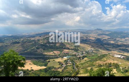 Vue de la ville de Calascibetta dans le centre de la Sicile, prise de la ville opposée d'Enna Banque D'Images