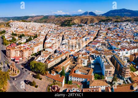 Plaza de Castilla et Puerta de Esteba Gate vue panoramique aérienne à Antequera. Antequera est une ville de la province de Malaga, la communauté de Banque D'Images