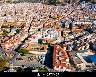 Plaza de Castilla et Puerta de Esteba Gate vue panoramique aérienne à Antequera. Antequera est une ville de la province de Malaga, la communauté de Banque D'Images