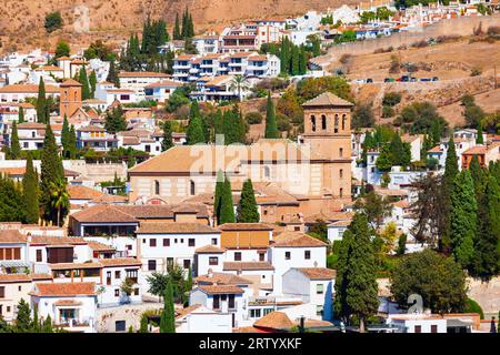 Église paroissiale de notre Sauveur ou Iglesia Parroquial de Nuestro Salvador vue panoramique aérienne à Grenade, la capitale de la province de Grenade Banque D'Images