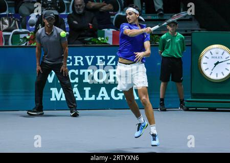 Bologne, Italie. 15 septembre 2023. Lorenzo Sonego (ITA) en action lors du match de groupe A de la coupe Davis 2023 entre Nicolas Jarry (CHI) à l'Unipol Arena de Bologne le 15/09/23 Credit : Independent photo Agency/Alamy Live News Banque D'Images