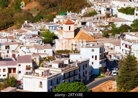 Église Sainte-Croix ou Iglesia de la Santa Cruz vue panoramique aérienne, Pampaneira. Pampaneira est un village de la région d'Alpujarras dans la province de GRA Banque D'Images