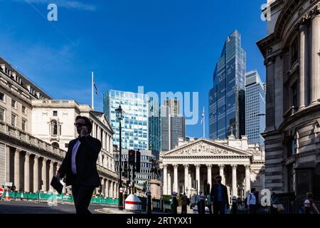 Londres, Royaume-Uni. 15 septembre 2023. Les Londoniens marchent par une journée ensoleillée devant la Banque d'Angleterre et la City de Londres, le quartier financier de la capitale, alors que l'économie du Royaume-Uni est secouée par l'inflation à long terme à Londres, Angleterre le 15 septembre 2023, (photo de Dominika Zarzycka/Sipa USA) crédit : SIPA USA/Alamy Live News Banque D'Images