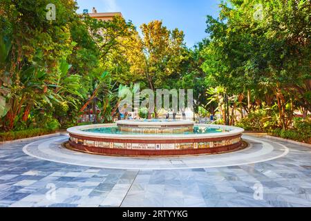 Marbella, Espagne - 24 octobre 2021 : Fontaine Fuente Virgen del Rocio dans le parc public Alameda à Marbella dans la province de Malaga dans l'Anda Banque D'Images