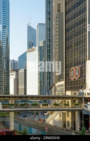 Passerelle piétonne au-dessus du pont central de Connaught Road dans le soleil de jour du matin avec la ligne d'horizon en arrière-plan. Hong Kong - 30 août 2023 Banque D'Images