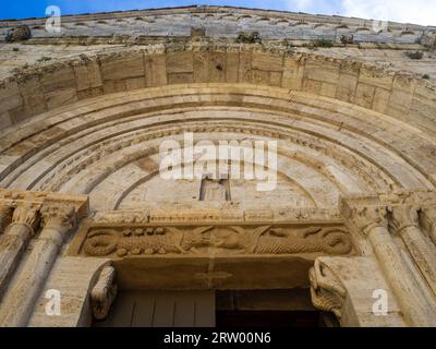 Architrave sculptée avec deux crocodiles, à la collégiale de San Quirico, San Quirico d'Orcia Banque D'Images