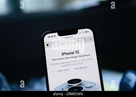 Londres, Royaume-Uni - 14 septembre 2023 : vue rapprochée de la page apple.com révèle les détails du lancement de l'iPhone 15 par Apple Inc., mettant l'accent sur ses systèmes de caméras avancés, son design révolutionnaire et l'expérience de 'Newphoria'. Banque D'Images