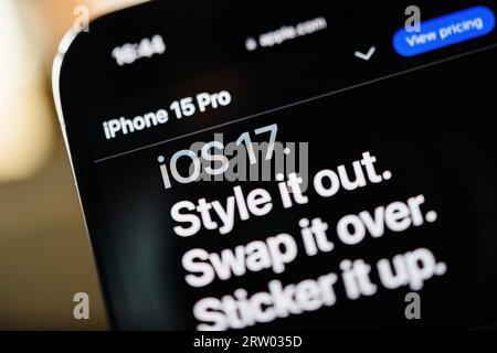 Londres, Royaume-Uni - Sep 14, 2023 : Apple.com présente iPhone 15 PRO avec fonctionnalités iOS 17, objectif Tilt-Shift. Le nouveau modèle se concentre sur des matériaux de pointe, des améliorations de caméra et des performances optimisées. Banque D'Images