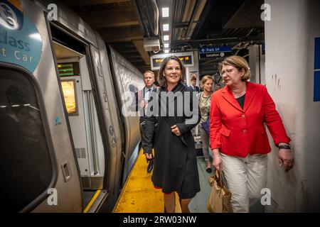 New York, États-Unis. 15 septembre 2023. Annalena Baerbock (Bündnis90/Die Grünen, l), ministre des Affaires étrangères, marche à côté d'Antje Leendertse, ambassadrice d'Allemagne auprès des Nations Unies, à son arrivée à New York Pennsylvania Station (Penn Station) sur le train Amtrak de Washington à New York où elle assistera à l'Assemblée générale des Nations Unies. Crédit : Michael Kappeler/dpa/Alamy Live News Banque D'Images