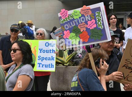 Des centaines de jeunes Angelenos se préparent à se rassembler et à marcher dans les rues pour rejoindre d’autres dans le monde entier dans une grève mondiale sur le climat, une journée d’action contre l’inaction climatique à l’hôtel de ville de Los Angeles South le vendredi 15 septembre 2023. La première grève mondiale sur le climat a eu lieu en septembre 2019, inspirée par l'activiste suédoise Greta Thunberg, qui a commencé à exiger une action politique en sautant l'école et en protestant devant le Parlement suédois. Selon les scientifiques de l'Institut Goddard d'études spatiales de la NASA, cet été a été le plus chaud de la Terre depuis les records mondiaux en 1880. Photo de Jim Ruymen/UPI Banque D'Images