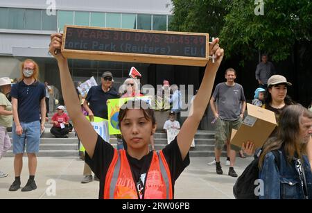 Des centaines de jeunes Angelenos se préparent à se rassembler et à marcher dans les rues pour rejoindre d’autres dans le monde entier dans une grève mondiale sur le climat, une journée d’action contre l’inaction climatique à l’hôtel de ville de Los Angeles South le vendredi 15 septembre 2023. La première grève mondiale sur le climat a eu lieu en septembre 2019, inspirée par l'activiste suédoise Greta Thunberg, qui a commencé à exiger une action politique en sautant l'école et en protestant devant le Parlement suédois. Selon les scientifiques de l'Institut Goddard d'études spatiales de la NASA, cet été a été le plus chaud de la Terre depuis les records mondiaux en 1880. Photo de Jim Ruymen/UPI Banque D'Images