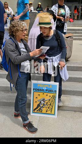Des centaines de jeunes Angelenos se préparent à se rassembler et à marcher dans les rues pour rejoindre d’autres dans le monde entier dans une grève mondiale sur le climat, une journée d’action contre l’inaction climatique à l’hôtel de ville de Los Angeles South le vendredi 15 septembre 2023. La première grève mondiale sur le climat a eu lieu en septembre 2019, inspirée par l'activiste suédoise Greta Thunberg, qui a commencé à exiger une action politique en sautant l'école et en protestant devant le Parlement suédois. Selon les scientifiques de l'Institut Goddard d'études spatiales de la NASA, cet été a été le plus chaud de la Terre depuis les records mondiaux en 1880. Photo de Jim Ruymen/UPI Banque D'Images