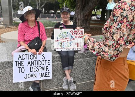 Des centaines de jeunes Angelenos se préparent à se rassembler et à marcher dans les rues pour rejoindre d’autres dans le monde entier dans une grève mondiale sur le climat, une journée d’action contre l’inaction climatique à l’hôtel de ville de Los Angeles South le vendredi 15 septembre 2023. La première grève mondiale sur le climat a eu lieu en septembre 2019, inspirée par l'activiste suédoise Greta Thunberg, qui a commencé à exiger une action politique en sautant l'école et en protestant devant le Parlement suédois. Selon les scientifiques de l'Institut Goddard d'études spatiales de la NASA, cet été a été le plus chaud de la Terre depuis les records mondiaux en 1880. Photo de Jim Ruymen/UPI Banque D'Images