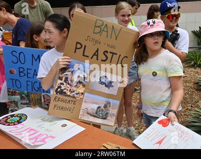 Des centaines de jeunes Angelenos se préparent à se rassembler et à marcher dans les rues pour rejoindre d’autres dans le monde entier dans une grève mondiale sur le climat, une journée d’action contre l’inaction climatique à l’hôtel de ville de Los Angeles South le vendredi 15 septembre 2023. La première grève mondiale sur le climat a eu lieu en septembre 2019, inspirée par l'activiste suédoise Greta Thunberg, qui a commencé à exiger une action politique en sautant l'école et en protestant devant le Parlement suédois. Selon les scientifiques de l'Institut Goddard d'études spatiales de la NASA, cet été a été le plus chaud de la Terre depuis les records mondiaux en 1880. Photo de Jim Ruymen/UPI Banque D'Images