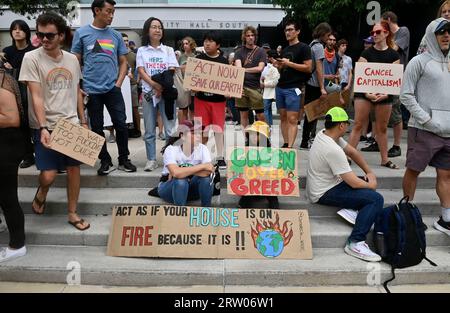 Des centaines de jeunes Angelenos se préparent à se rassembler et à marcher dans les rues pour rejoindre d’autres dans le monde entier dans une grève mondiale sur le climat, une journée d’action contre l’inaction climatique à l’hôtel de ville de Los Angeles South le vendredi 15 septembre 2023. La première grève mondiale sur le climat a eu lieu en septembre 2019, inspirée par l'activiste suédoise Greta Thunberg, qui a commencé à exiger une action politique en sautant l'école et en protestant devant le Parlement suédois. Selon les scientifiques de l'Institut Goddard d'études spatiales de la NASA, cet été a été le plus chaud de la Terre depuis les records mondiaux en 1880. Photo de Jim Ruymen/UPI Banque D'Images
