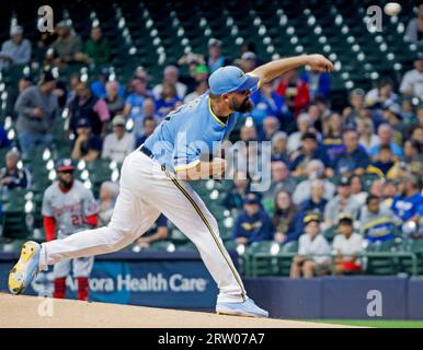 Milwaukee, États-Unis. 15 septembre 2023. Milwaukee Brewers lance Wade Miley contre les Nationals de Washington lors de la première manche de leur match de baseball à l’American Family Field à Milwaukee, Wisconsin, le vendredi 15 septembre 2023. Photo de Tannen Maury/UPI crédit : UPI/Alamy Live News Banque D'Images