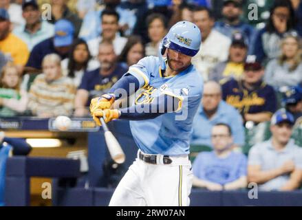 Milwaukee, États-Unis. 15 septembre 2023. Le deuxième joueur de baseball des Brewers de Milwaukee Brice Turang frappe un seul contre les Nationals de Washington dans la troisième manche de leur match de baseball à l'American Family Field à Milwaukee, Wisconsin, le vendredi 15 septembre 2023. Photo de Tannen Maury/UPI crédit : UPI/Alamy Live News Banque D'Images