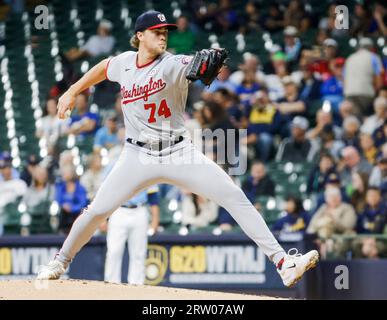 Milwaukee, États-Unis. 15 septembre 2023. Le lanceur Jake Irvin lance les Nationals de Washington contre les Brewers de Milwaukee lors de la première manche de leur match de baseball à l’American Family Field à Milwaukee, Wisconsin, le vendredi 15 septembre 2023. Photo de Tannen Maury/UPI crédit : UPI/Alamy Live News Banque D'Images