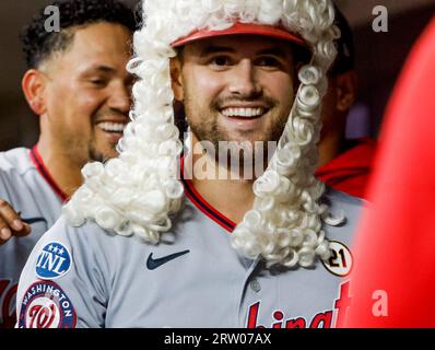 Milwaukee, États-Unis. 15 septembre 2023. Lane Thomas, le joueur de terrain de droite des Washington Nationals, célèbre dans le pige après avoir frappé un circuit contre les Brewers de Milwaukee lors de la première manche de leur match de baseball à l'American Family Field à Milwaukee, Wisconsin, le vendredi 15 septembre 2023. Photo de Tannen Maury/UPI crédit : UPI/Alamy Live News Banque D'Images