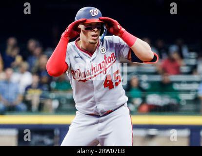 Milwaukee, États-Unis. 15 septembre 2023. Le premier joueur de baseball des Washington Nationals Joey Meneses réagit après avoir frappé un double RBI contre les Brewers de Milwaukee lors de la première manche de leur match de baseball à l’American Family Field à Milwaukee, Wisconsin, le vendredi 15 septembre 2023. Photo de Tannen Maury/UPI crédit : UPI/Alamy Live News Banque D'Images