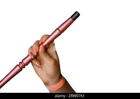 La main d'une jeune fille avec une manucure tient un objet fumant, une pipe à narguilé, sur un fond blanc isolé. Banque D'Images