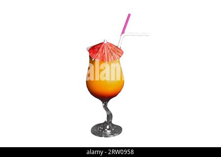 Cocktail tropical exotique avec parapluie belle servir avec verre à boisson orange-rouge paille sur fond blanc isolé. Banque D'Images