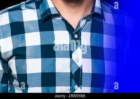 Chemise mode de style professionnel pour hommes avec motif abstrait gros carreaux bleu et blanc dans néon gros plan. Banque D'Images