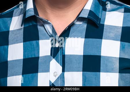 Chemise de mode de style business pour hommes avec motif abstrait à gros carreaux bleu et blanc, gros plan. Banque D'Images