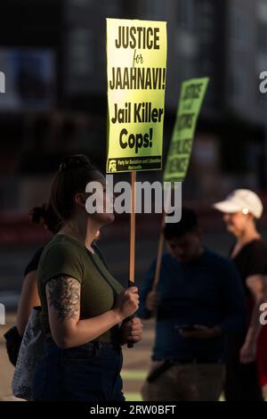 Seattle, États-Unis. 15 septembre 2023. Juste après 6:00pm heures pour la deuxième nuit, les manifestants rassemblés à Dexter Ave et Thomas St, Jaahnavi Kandula a été frappé et tué par un officier du SPD répondant à un appel sans lumières ni sirènes. Le groupe a traversé la rue dans le même passage que Jaahnavi a été frappé et tué en janvier. L'indignation continue de s'accumuler suite à la vidéo bodycam du SPD d'un officier SPD de haut rang semble rire, faisant des commentaires désobligeants. Crédit : James Anderson/Alamy Live News Banque D'Images