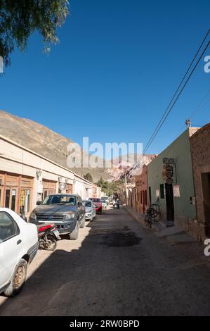 Purmamarca, Argentine : 2023 juin 9 : rues de la ville touristique de Purmamarca dans la province de Jujuy en Argentine en 2023. Banque D'Images