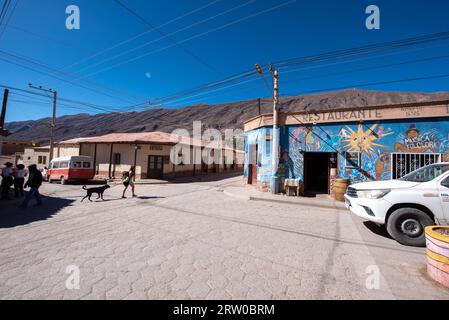 Purmamarca, Argentine : 2023 juin 9 : rues de la ville touristique de Purmamarca dans la province de Jujuy en Argentine en 2023. Banque D'Images