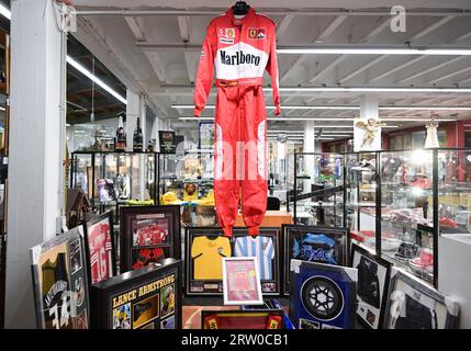 Leinfelden Echterdingen, Allemagne. 13 septembre 2023. Une réplique de l'ancien coureur de Formule 1 Michael Schumacher est exposée à la maison de vente aux enchères Eppli pour une vente aux enchères de souvenirs sportifs. Les pièces de l’histoire du sport seront mises aux enchères le 23 septembre. Crédit : Bernd Weißbrod/dpa/Alamy Live News Banque D'Images