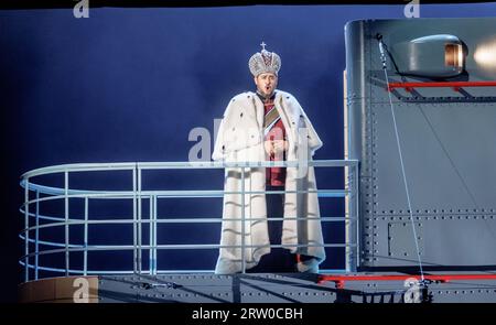 Hambourg, Allemagne. 12 septembre 2023. Alexander Tsymbalyuk chante le rôle de Boris Godounov lors de la répétition photo de l'opéra du même nom de modeste Moussorgski, qui sera créé à l'Opéra d'État de Hambourg le 16 septembre. Crédit : Markus Scholz/dpa/Alamy Live News Banque D'Images