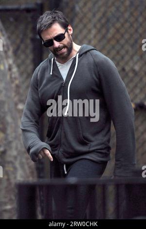 Manhattan, États-Unis d'Amérique. 16 novembre 2010. NEW YORK - NOVEMBRE 16 : l'acteur Hugh Jackman emmène sa fille, Ava, à la cour de récréation, après l'avoir ramassée à l'école, par un après-midi couvert à New York. Le 16 novembre 2010 à New York. Personnes : Hugh Jackman Ava Jackman crédit : Storms Media Group/Alamy Live News Banque D'Images