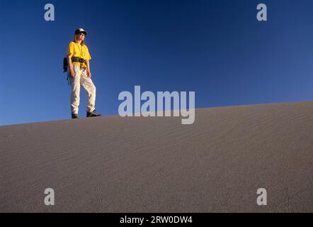 Randonneur sur dune, parc national de Bruneau Dunes, zone de conservation nationale des oiseaux de proie de Snake River, Idaho Banque D'Images