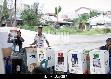 Banda Aceh, Indonésie - 17 avril 2019 : des élections générales ont lieu en Indonésie. Les fonctionnaires électoraux et les témoins comptent les bulletins de vote Banque D'Images