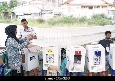 Banda Aceh, Indonésie - 17 avril 2019 : des élections générales ont lieu en Indonésie. Les fonctionnaires électoraux et les témoins comptent les bulletins de vote Banque D'Images