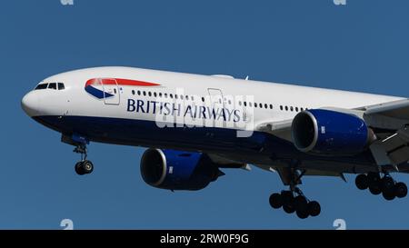 Richmond, Colombie-Britannique, Canada. 14 septembre 2023. Un Boeing 777-200ER de British Airways (G-YMMB) a volé en approche finale pour atterrir à l'aéroport international de Vancouver. (Image de crédit : © Bayne Stanley/ZUMA Press Wire) USAGE ÉDITORIAL SEULEMENT! Non destiné à UN USAGE commercial ! Banque D'Images