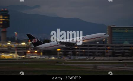 Richmond, Colombie-Britannique, Canada. 12 septembre 2023. Un cargo-cargo Boeing 767-300ER de Cargojet Airways (C-FMAJ) part au crépuscule de l'aéroport international de Vancouver. (Image de crédit : © Bayne Stanley/ZUMA Press Wire) USAGE ÉDITORIAL SEULEMENT! Non destiné à UN USAGE commercial ! Banque D'Images