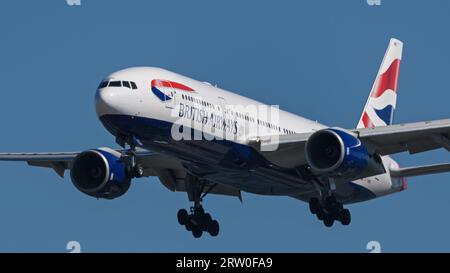 Richmond, Colombie-Britannique, Canada. 14 septembre 2023. Un Boeing 777-200ER de British Airways (G-YMMB) a volé en approche finale pour atterrir à l'aéroport international de Vancouver. (Image de crédit : © Bayne Stanley/ZUMA Press Wire) USAGE ÉDITORIAL SEULEMENT! Non destiné à UN USAGE commercial ! Banque D'Images