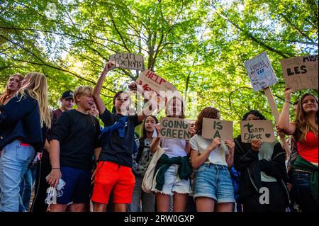 Un groupe de jeunes étudiants pose pour les médias. Plusieurs organisations climatiques ont organisé une grève scolaire contre les combustibles fossiles. Cette grève est organisée dans le cadre de plus de 400 actions organisées à travers le monde pour lutter pour la fin des énergies fossiles. La manifestation comptait sur un cortège d'enseignants des universités du pays qui soutenaient la manifestation. Cette manifestation a eu lieu près de l'autoroute A12, où les manifestants de la rébellion de l'extinction bloquent la route quotidiennement. Les manifestations sont prévues juste avant le Sommet de l’ambition climatique des Nations Unies, qui a lieu Banque D'Images