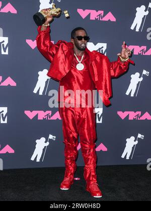 NEWARK, NEW JERSEY, États-Unis - 12 SEPTEMBRE : Sean Diddy Combs pose avec le « Global Icon Award » dans la salle de presse lors des MTV Video Music Awards 2023 qui se sont tenus au Prudential Center le 12 septembre 2023 à Newark, New Jersey, États-Unis. (Photo de Xavier Collin/image Press Agency) Banque D'Images