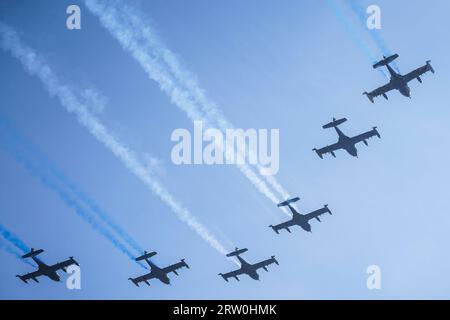 San Salvador, El Salvador. 15 septembre 2023. Les avions arborent le drapeau d'El Salvador¥s alors que les Salvadoriens profitent d'un défilé militaire pendant le jour de l'indépendance du Salvador. Les Salvadoriens protestent alors que le président Nayib Bukele cherche à être réélu lors des prochaines élections générales. Les experts qualifient la décision du président Nayib Bukele de prise de pouvoir illégale. Crédit : SOPA Images Limited/Alamy Live News Banque D'Images