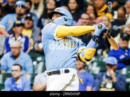 Milwaukee, États-Unis. 15 septembre 2023. William Contreras, le receveur des Brewers de Milwaukee, frappe un circuit de trois RBI contre les Nationals de Washington lors de la cinquième manche de leur match de baseball à l’American Family Field à Milwaukee, Wisconsin, le vendredi 15 septembre 2023. Photo de Tannen Maury/UPI crédit : UPI/Alamy Live News Banque D'Images