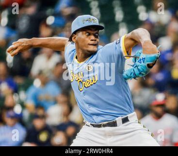 Milwaukee, États-Unis. 15 septembre 2023. Le lanceur de secours des Brewers de Milwaukee Abner Uribe lance contre les Nationals de Washington dans la huitième manche de leur match de baseball à l’American Family Field à Milwaukee, Wisconsin, le vendredi 15 septembre 2023. Photo de Tannen Maury/UPI crédit : UPI/Alamy Live News Banque D'Images