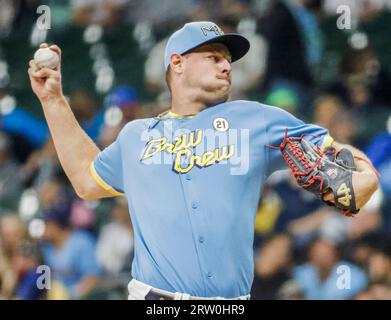 Milwaukee, États-Unis. 15 septembre 2023. Le lanceur de secours Trevor Megill des Brewers de Milwaukee lance contre les Nationals de Washington dans la septième manche de leur match de baseball à l’American Family Field à Milwaukee, Wisconsin, le vendredi 15 septembre 2023. Photo de Tannen Maury/UPI crédit : UPI/Alamy Live News Banque D'Images